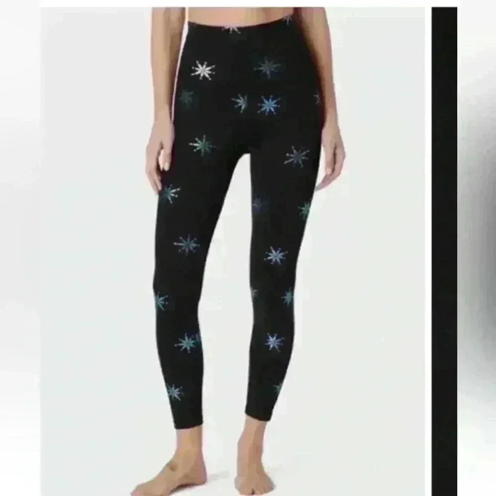 NWT Beyond Yoga High Waisted
Midi Snowflake shiny limited edition Legging
Sz S